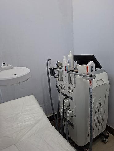 Estetik prosedurlar üçün nəzərdə tutulmuş lazer epilyasiya aparatı. Bu