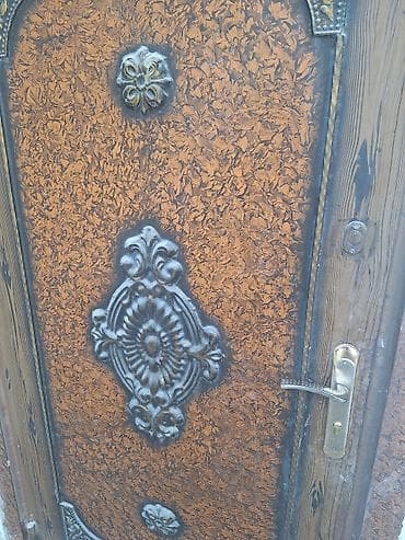 ferma dəmir: Dekorativ giriş qapısı - Material: metal əsaslı, üzərində taxta — 3