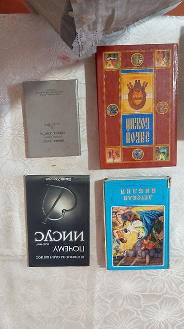 ev əşyalar: Satılır – müxtəlif ev dekoru və kitab dəsti Komplekt: - 2 ədəd — 1