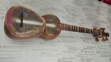 Флейты: Simli musiqi aləti, tipik olaraq, bir neçə simi olan, rezonans səsi — 4