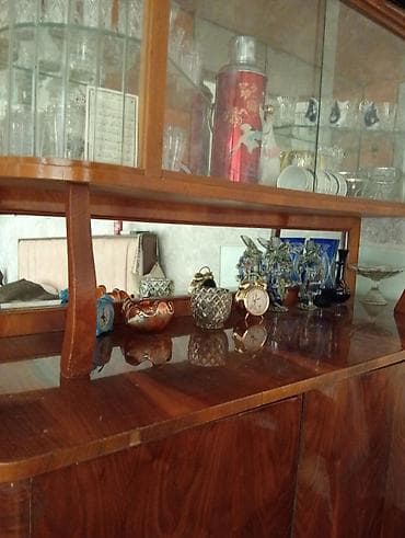 Stenkalar: Retro vitrinqarderob – taxta karkaslı, şüşə vitrinli, güzgülü konsollu — 2