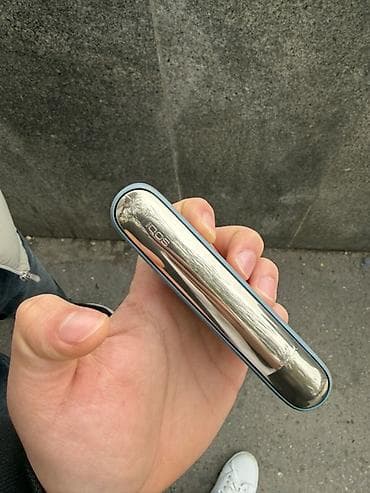 super zeng 2: IQOS Iluma cihazı – mavi rəngdə, maqnit qapaqlı dizayn. İqosun ici — 6