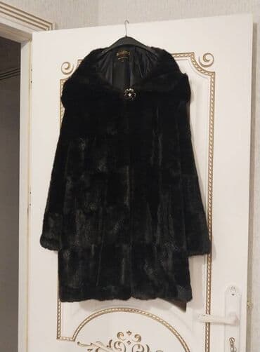 Искусственные полушубки :ченый с капюшоном размер XL-XXL за150 ман.