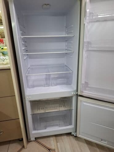 iki qapili soyuducu: Gümüş rəngli iki qapılı soyuducu - Yuxarıda soyuducu, aşağıda — 3