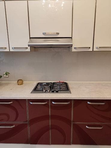 Mətbəx mebel dəsti - Üst modul: parlaq krem rəngli asma şkaflar