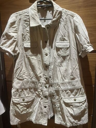 Qısaqol, açıq bej rəngli uzun gödəkcə/plaş stili tunik. Vilvet -