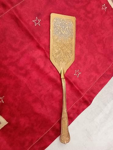 Ürünün təsviri: - Bəzəkli ürək formalı metal qutu/şkatulka. Üst — 4