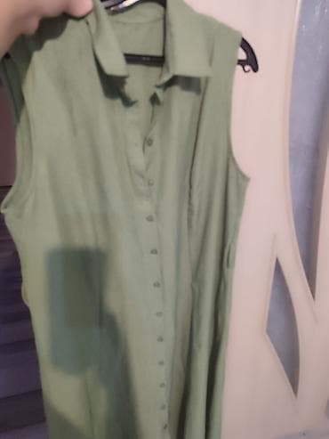 gen: Yaylıq yaşıl rəngdə, qolsuz, düyməli uzun köynək-don. - Model: qolsuz — 2