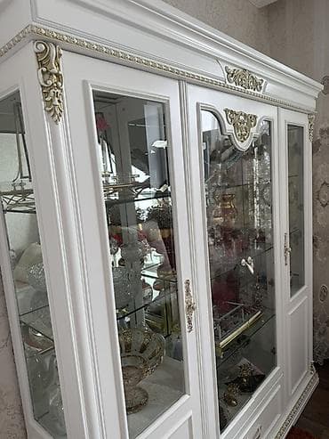 dolabları: Klassik üslublu vitrin-bufet - Rəng: ağ, qızılı dekorativ naxış və — 4