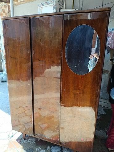 qapi taxda: Klassik üslubda taxta paltar şkafı - 3 qapılı konstruksiya, ortada — 2