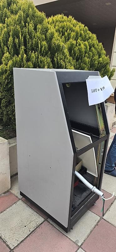 Metal server/avadanlıq kabineti - Material: qalın metal konstruksiya