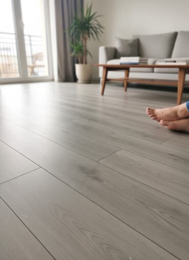 maye oboy satisi: Krono Original şirkətindən boz rəngdə laminat döşəmə. Bu laminat — 1