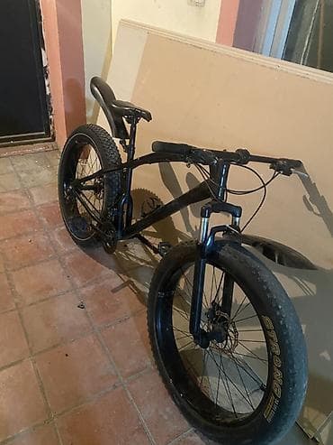 islenmis velosiped satilir: Fatbike tipli dağ velosipedi - Rəng: qara, aerodinamik, qövsvari — 7
