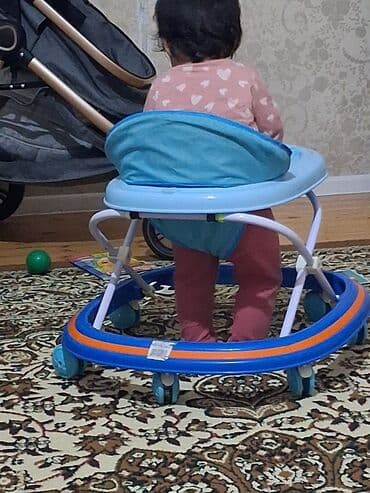 Uşaq gəzdirəni (yorğalı “walker”) - Rəng: açıq mavi oturacaq və masa