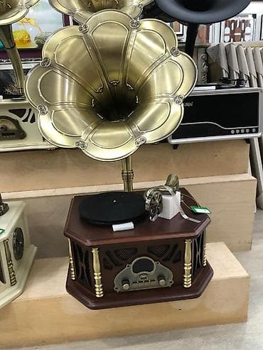 Retro qrammofon üslublu vinil pleyer. radiosu var blutuz