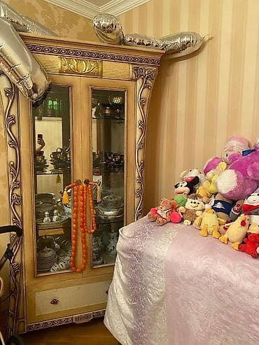 acilib yigilan stol: Klassik vitrİN və qatlanan stol dəsti - Vitrin: İki qapılı şüşə — 2