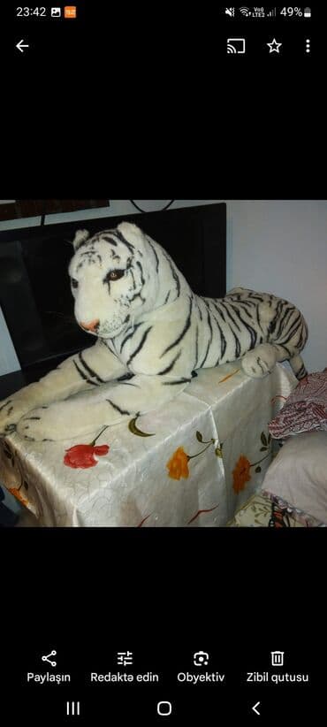 oyuncaq robot: Yumşaq, ağ rəngli pələng oyuncağı. Qara zolaqları və qəhvəyi gözləri — 1