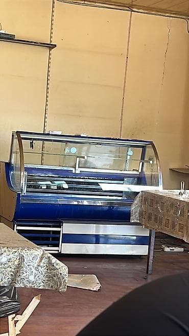 soyuducu işləmiş: Soyuduculu vitrin – mavi/gümüş rəngdə, şüşə ön və yan panellər, üst — 2