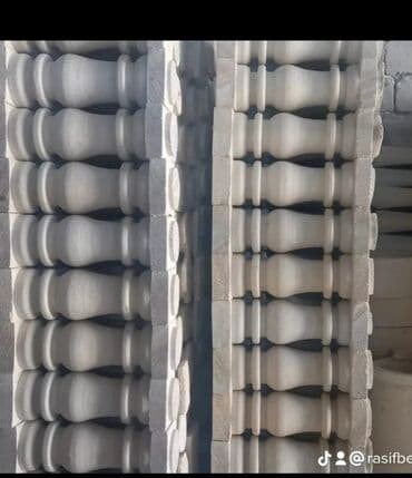 балясины из камня: Ağ rəngli, müxtəlif formalı və ölçülü dəmir-beton sütunlar. Bu — 4
