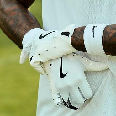ox ve yay satisi: Məhsul: Nike markalı idman əlcəkləri (ağ rəng, qara loqo) Təsvir: - — 1