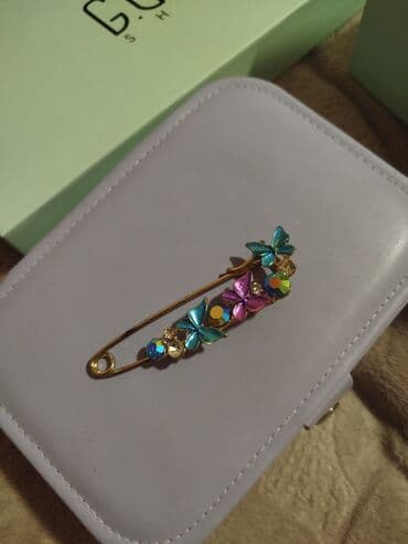 Zərif bəzək sancağı – qızılı rəngli əsas, üzərində rəngarəng lalafo.az -da Zərif bəzək sancağı – qızılı rəngli əsas, üzərində rəngarəng