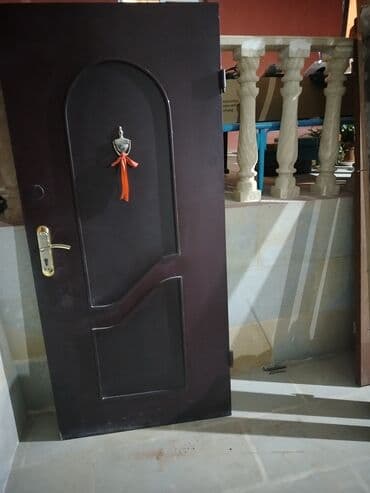 Divar kağızları, oboy: Dəmir giriş qapısı - Material: metal konstruksiya, möhkəm çərçivə - — 1