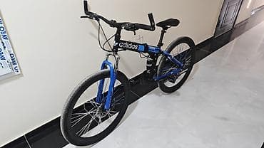 Dağ/şəhər tipli velosiped – mavi/qara rəng sxemi. Xüsusiyyətlər: -