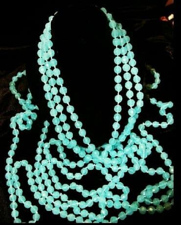 qiymətli daş adları: Açıq mavi rəngdə, çoxqatlı boyunbağı. Kiçik, fasetli muncuqlar zərif — 1