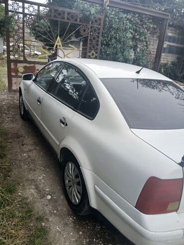 запчасти форд мондео 3: Ağ rəngli sedan, 4 qapı, ön‑sürüşlü. Korpusda zavod aerodinamik — 3