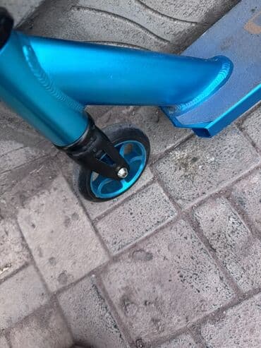 купить трюковой самокат в бишкеке: Freestyle skuter - Rəng və dizayn: Mavi-alüminium gövdə, göy qurşağı — 5