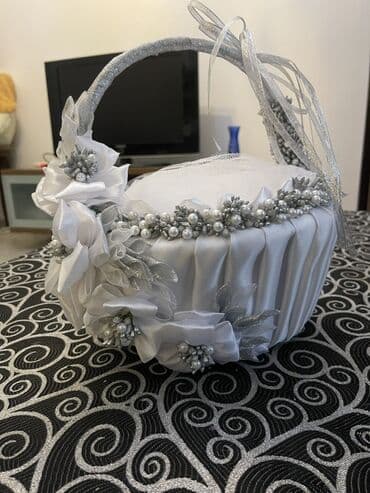 bey xoncalari: Ağ-gümüş tonlarında bəzədilmiş zərif mərasim səbəti. - Material — 2