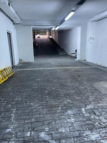 236 nömrəli məktəbin qabağı. İşlək və mərkəzi küçədir. Yola baxır. Hər