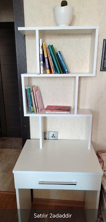 Ağ rəngli iş/oxu masası və üst kitab rəfi dəsti. Xüsusiyyətlər: -
