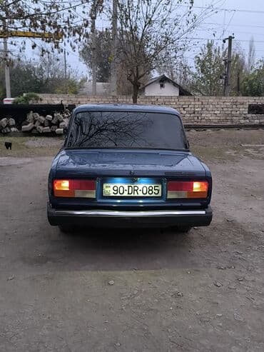 traktor yer qazan: VAZ 2107, mavi rəngli sedan Xüsusiyyətlər: - Kuzov: sedan, klassik — 2