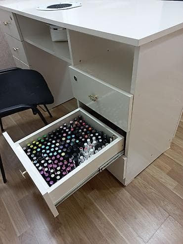 stulu: Düz masa, Siyirməli, Polkalı, Parlaq laminat — 2