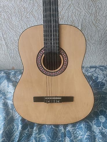 Klassik akustik gitara - Korpus: təbii açıq rəngli ön lövhə
