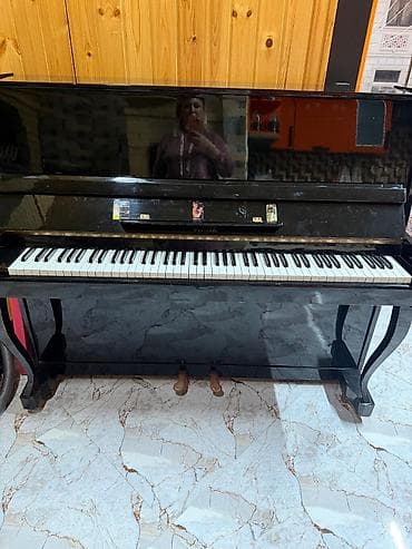 Пианино: Suita piano – klassik qara rəngli, parlaq lak örtüklü korpus — 1