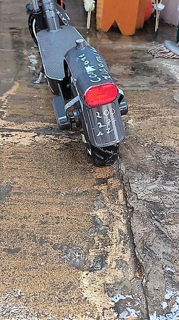 elektirikli skutur: Elektrikli skuter üstündə sunka hədiyyə və işıq siqnal scooter terin — 1