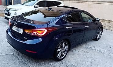 4 teker: Hyundai Elantra sedan – tünd mavi rəng, aerodinamik kuzov və xrom — 4