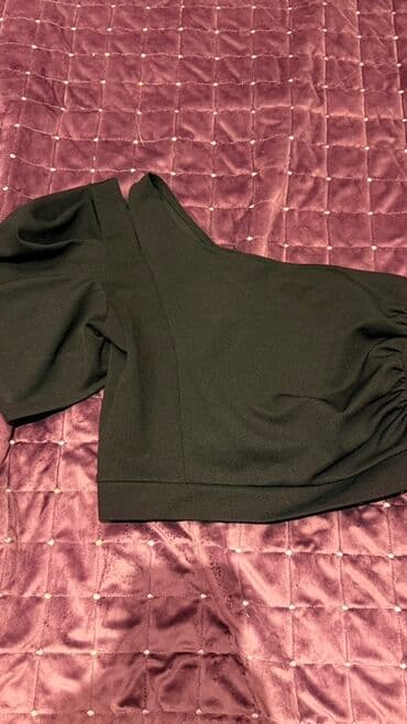 kletkali koynekler: Qara birrəngli qadın bluz/krup-top. - Dizayn: tək çiyin (asimmetrik) — 1