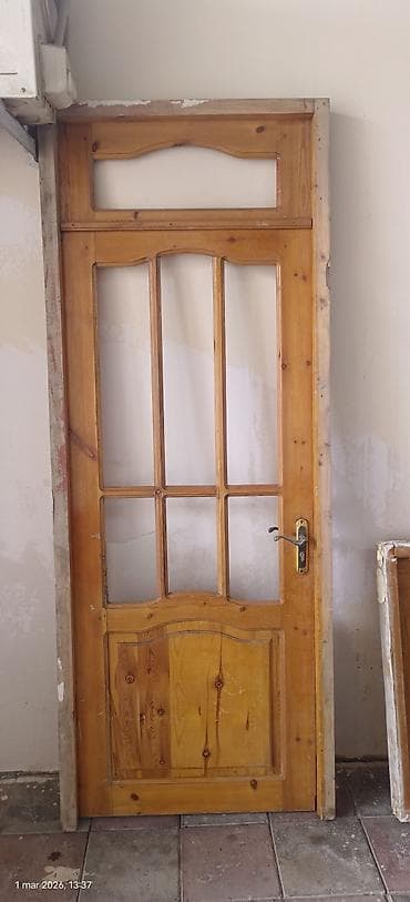 Ağac şüşəli qapı dəsti - Material: təbii ağac (şam tipli), laklı səth