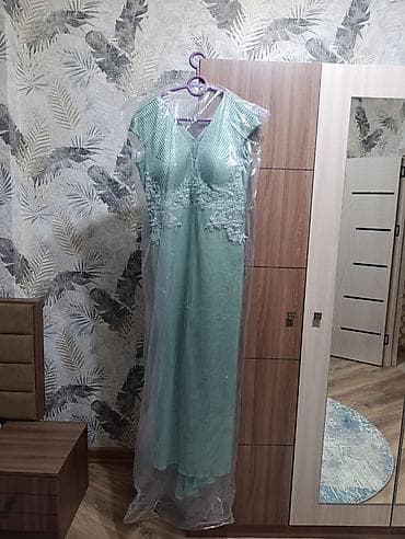 sade paltar modelleri: Zərif qadın gecə/libas geyimi - Rəng: açıq nane-yaşıl - Siluet: uzun — 1