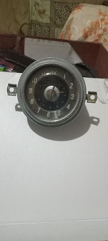 Sovet istehsalı avtomobil salon saatı - Dairəvi