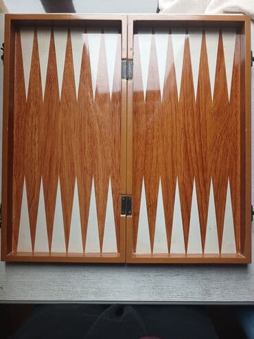 Əlcəklər: Taxta şaxmat–nard dəsti - İkiqat funksiyalı taxta qutu: xarici tərəfi — 2