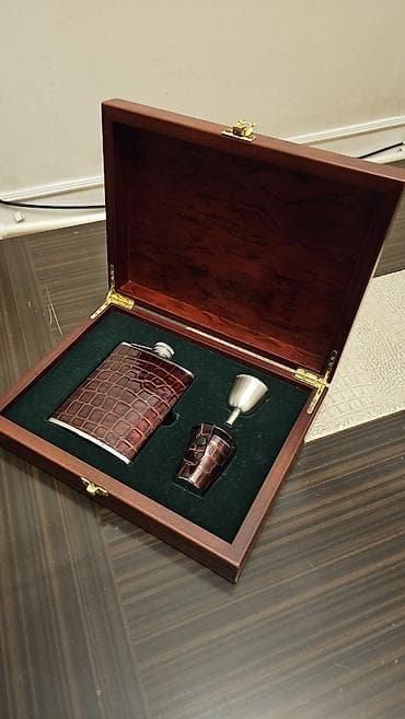 Hədiyyəlik içki dəsti – taxta qutuda Tərkib: - Paslanmayan poladdan