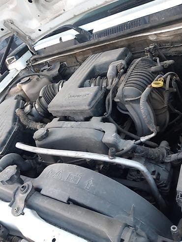 Hummer H3, ağ rəng, off-road üçün təkmilləşdirilmiş komplektasiya