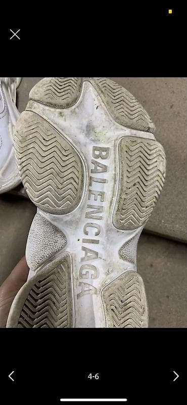 batinka modelleri: Balenciaga Triple S ağ rəngdə krossovkalar. - Model: Balenciaga — 5