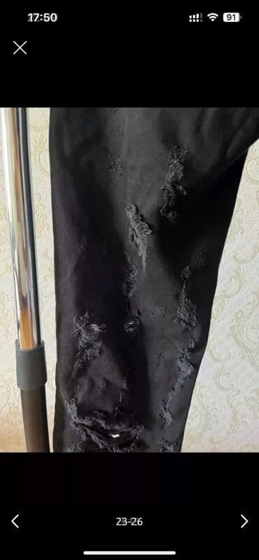 zeynep bastik baku: Zara Qara rəngli, yırtıq detallı cins şalvar. Dizlərdə və digər — 4