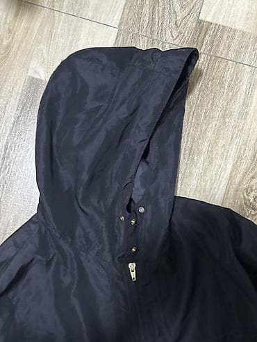 Qadın yağmurluğu – qara rəng - Model: kapüşonlu, dizə yaxın uzunluq -