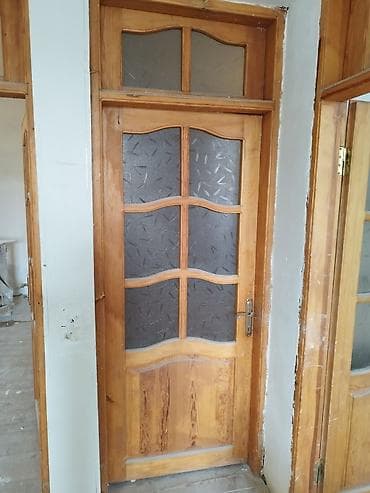 Taxta otaq qapısı – şüşəli model - Material: təbii ağac karkas və